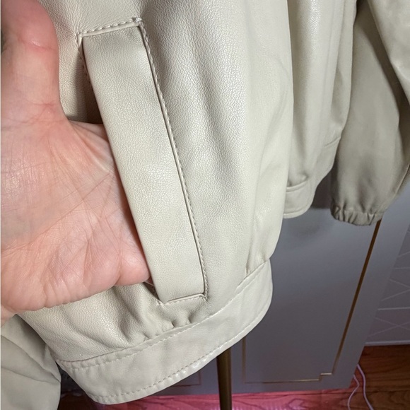 🚨 NWOT Bagatelle Collection Cream Leatherette Bomber Jacket - Picture 5 of 9